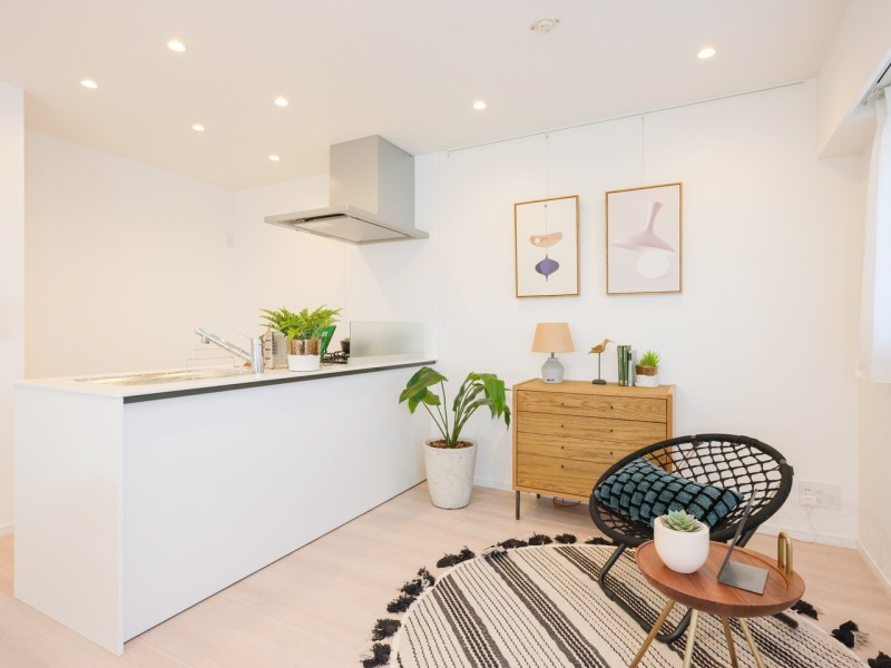 心地よい時間が流れるお部屋は、毎日が忙しいあなたもほっと一息つける安らぎの空間です。ピクチャーレールを設置したので壁を傷つける心配なくお気に入りのアートやグリーンを飾りインテリアを楽しめます。