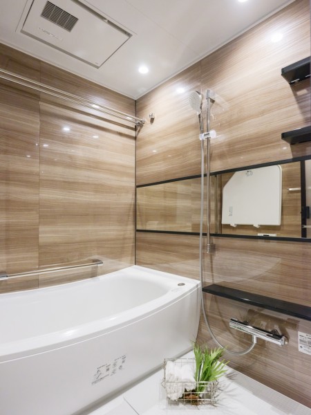 毎日のバスタイムを贅沢に、豊かにしてくれるバスルームです。光沢のある木目調のパネルが、より一層くつろぎの空間へと誘います。
