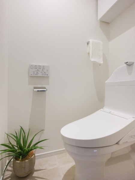 上品さが宿るホワイト基調のレストルームです。優れた節水効果や汚れが付きにくい便座など、ほしかった機能が揃ったウォシュレット一体型トイレです。