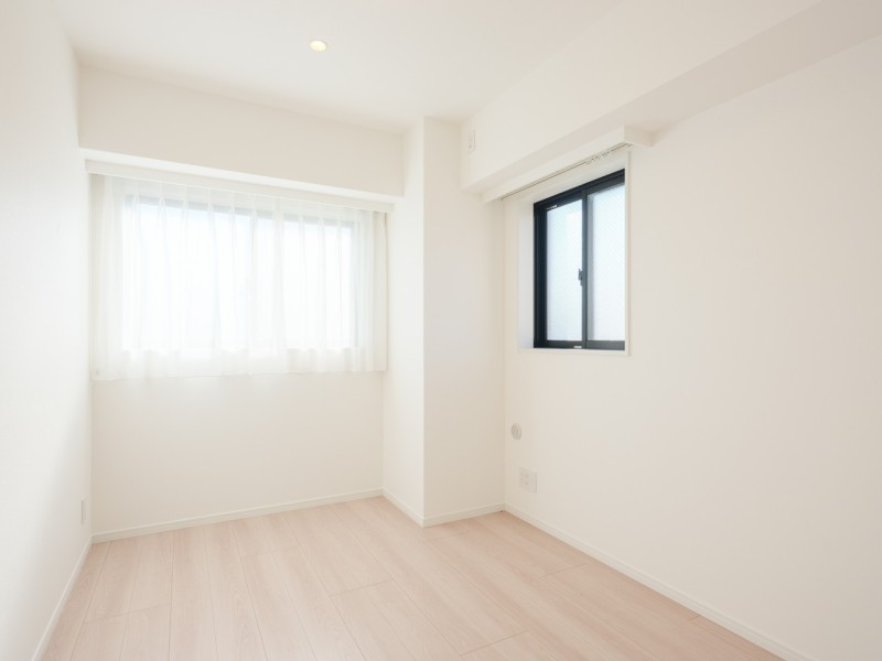 二面採光で心地よい自然光が降り注ぐ洋室1です。リビングから一番遠く、存分にプライベートタイムをお過ごしいただけます。