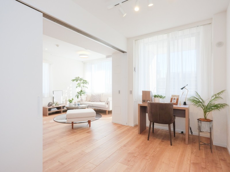 リビングに隣接する開放感溢れる洋室2です。明るく、テレワークや作業スペースとしてもぴったりなお部屋です。