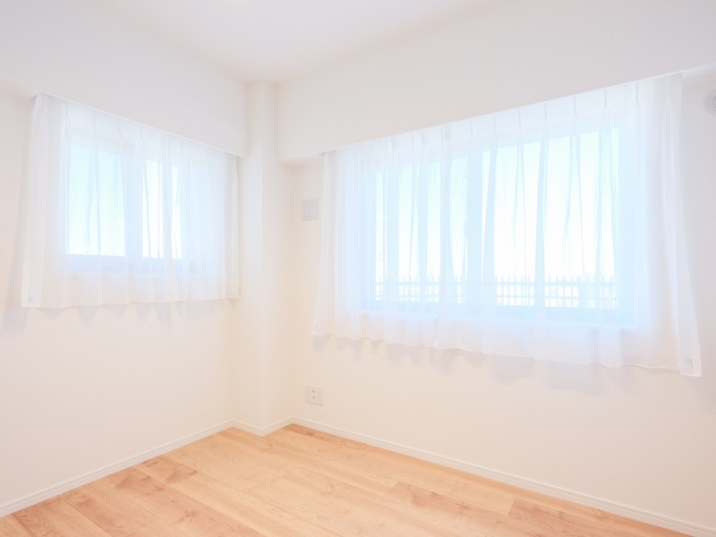 二面採光で明るい洋室3です。リビングから一番遠く、伸びやかなプライベートタイムをお過ごしいただけます。