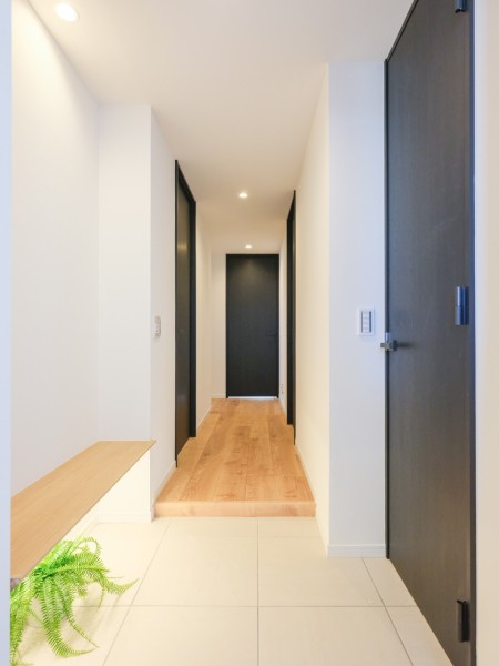 住まいの顔となる格調高い雰囲気を醸し出す玄関です。ベンチカウンター、シューズインクローゼット付きの気品溢れる空間です。