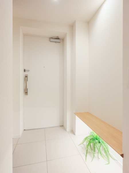 フットライトが備え付けられたベンチカウンターを造作しました。靴の着脱時や荷物の一時置場としても便利、ほっとひといきつくのにもぴったりです。