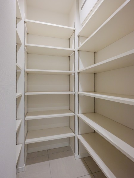 玄関からアクセスできるシューズインクローゼットです。豊富な可動棚付きでシューズはもちろん、アウトドアグッズや雨具なども収納可能です。