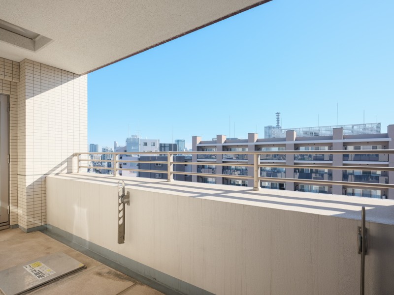 心地よい陽光を取り込み、空間をゆるやかに紡ぐバルコニーです。開けた空を眺めながらほっと一息つき、日常をアップデートできる空間です。