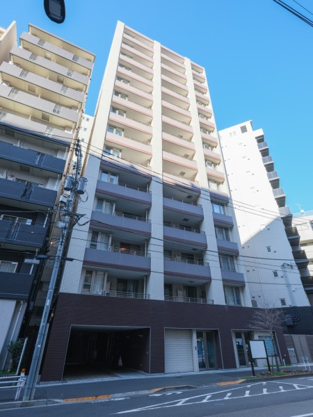 『若松河田』駅徒歩2分の駅近立地！新宿や神楽坂など都心部へのスマートアクセスが叶います。平成19年築の三菱地所㈱旧分譲。徒歩圏に買物施設や病院などが揃い、暮らしやすい住環境が整っています。