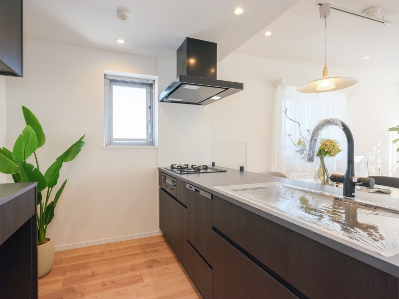 開放的なオープンキッチンは、住まいと暮らしにフィットするデザイン性と機能性を兼ね備えています。キッチン側にも窓があり、換気がしやすいのも嬉しいですね。