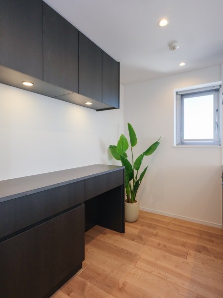 背面にはキッチンとお揃いでスタイリッシュなカップボードを備え付けました。カウンター部分はゆとりがあり、作業スペースとしてもお使いいただけます。