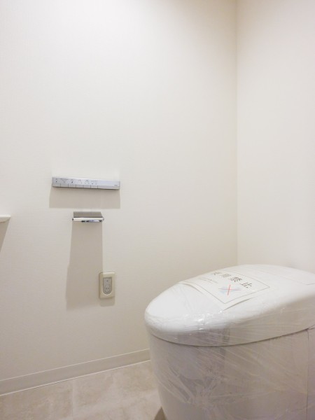 洗練されたデザインのタンクレスを採用、ウォシュレット一体型のトイレは、お掃除の手助けをしてくれる便利機能が搭載されています。