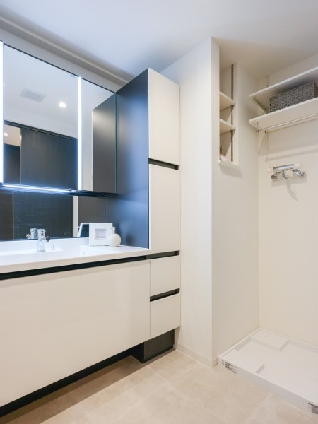 三面鏡裏や足元の収納など使いやすさも兼ね備えている洗面化粧台です。カウンター部分にもゆとりがあるので身支度がしやすいサイズです。