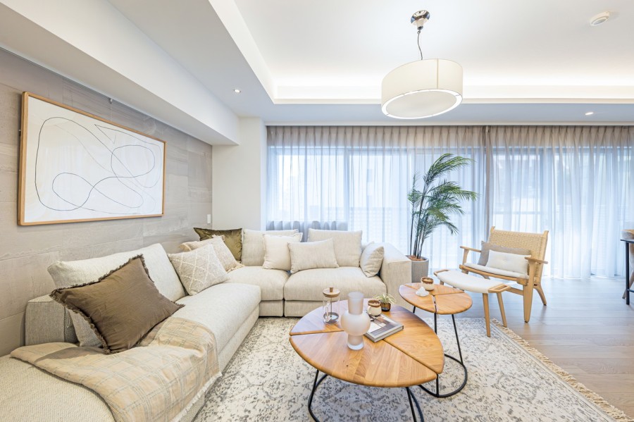 調湿・消臭機能があるエコカラットを採用しました。水拭きができるのでお手入れも簡単です。クォーツサイトの迫力ある石模様のデザインが特長で、気品溢れる空間を演出します。