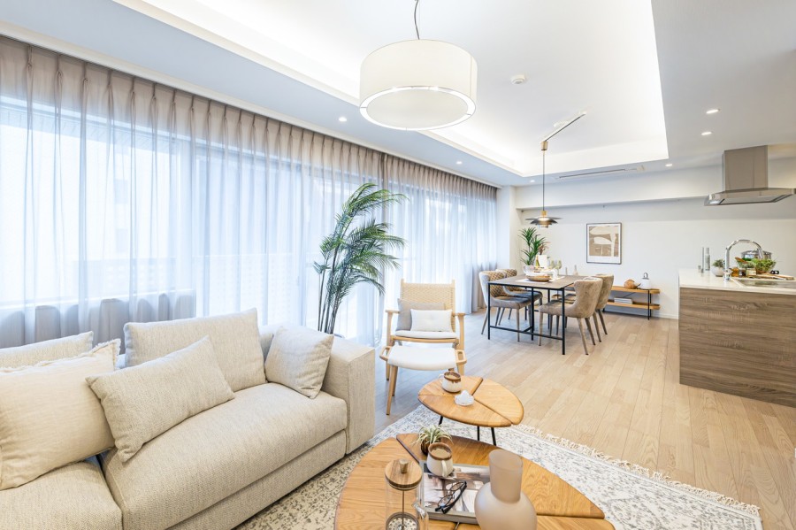 大きな開口部からめいっぱいの自然光が注がれる安らぎの居住空間です。目に肌に心にやさしく温かい上質な素材を活かした内装に仕上げました。