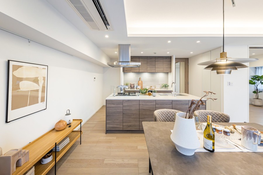 お部屋のインテリアにも成り得る上質なアイランドキッチンです。田中工藝製オリジナルで制作。職人さんの繊細な技術で、洗練された空間を創りあげました。