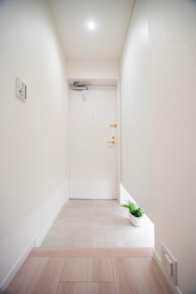 玄関の照明は人感センサーなので、スイッチを探す必要がありません。明るい空間が出迎えてくれます。