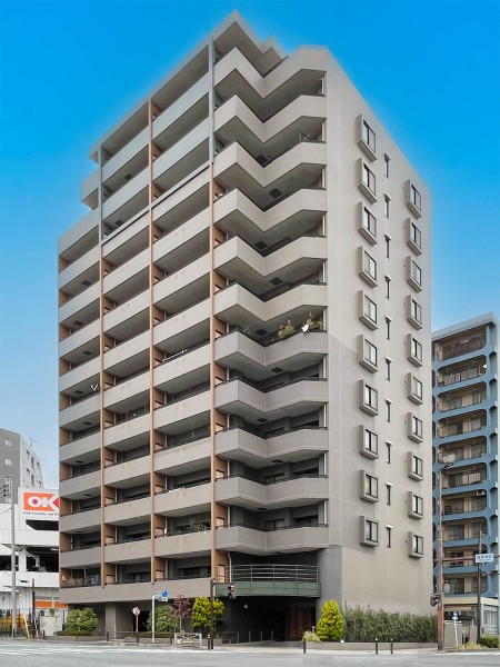 京急本線とJR線が乗り入れている便利な川崎エリアです。建物は、落ち着いた色合いのタイル貼りの外観で、周辺にはスーパーやコンビニがあるので、日常のお買い物が便利です。