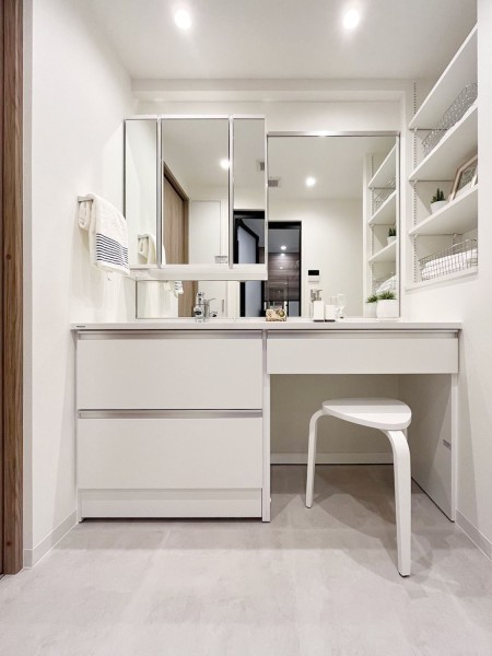 Panasonic製洗面化粧台を新規設置。サイドスペースにゆとりがあり、ドレッサーとしてもお使いいただけます。