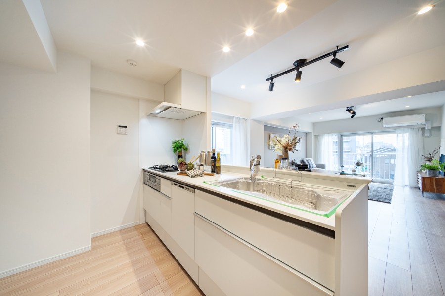 リビングにいるご家族とコミュニケーションを取りながらお料理ができる人気のオープンキッチンです。コンロ前は壁付けのため、油ハネ等の心配もありません。