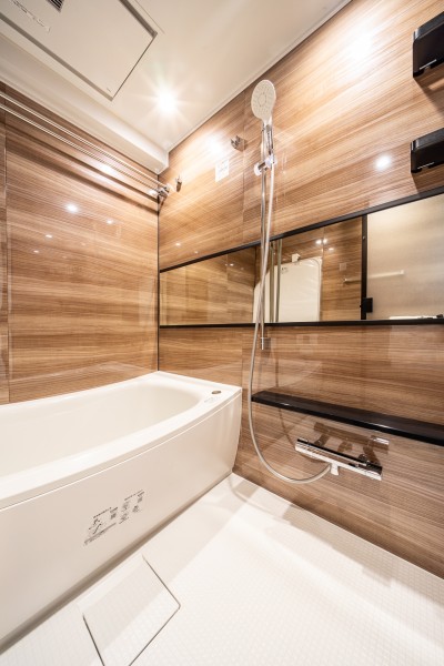 心と身体を癒すバスルーム。光沢感のある木目調のパネルが、より一層くつろぎと高級感を演出します。換気・乾燥・暖房・涼風機能付きです。