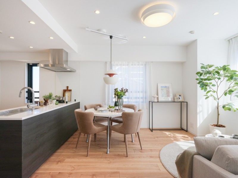 二面採光の窓から自然光が降り注ぐ、開放的なリビングダイニングです。床暖房が敷設されており、足元ぽかぽか♪寒い季節も快適にお過ごしいただけます。