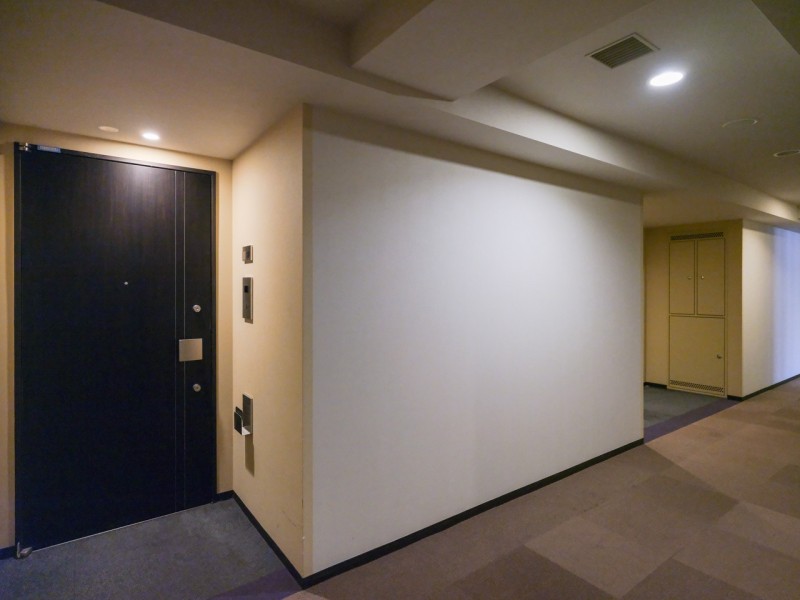 高級感がありホテルライクな内廊下です。玄関扉の前にも奥行きがあり、プライバシーを守りやすいため安心してお住まいいただけます。