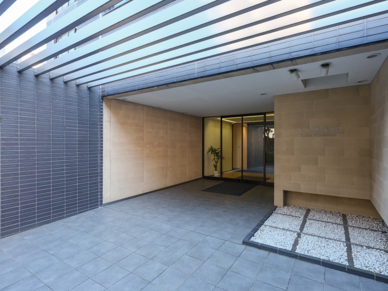 都会の喧騒を忘れさせるエントランスが安らぎに満ちた暮らしへ誘います。忙しない都心で躍動し帰るあなたのほっとする住まいになりそうです。