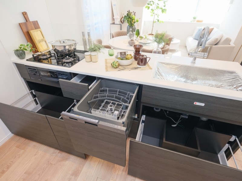 ◆食器洗浄乾燥機◆家事の時間を短縮できる優れもの。さらに節水・節約を同時に行うことができるので、大変人気があり重宝します。