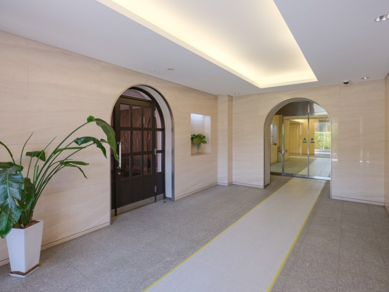 アーチ状の開口部が印象的なアプローチです。手入れの行き届いた空間が上質な居住空間へと誘います。