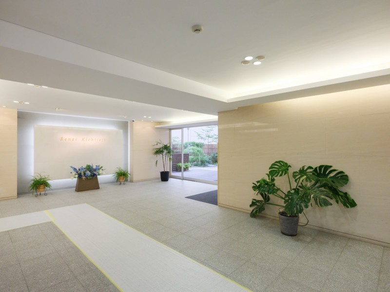 オートロックを通り抜けた先には洗練されたエントランスホールが広がります。右手に進むと吹き抜けの中庭へと繋がっています。