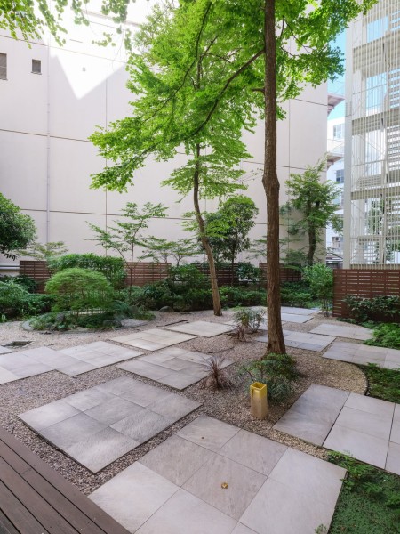 共用部の中庭は木漏れ日が心地良いリラクゼーション空間です。四季の移ろいが感じられる様々な植栽が施され、いつでも入居者様を優しく出迎えます。