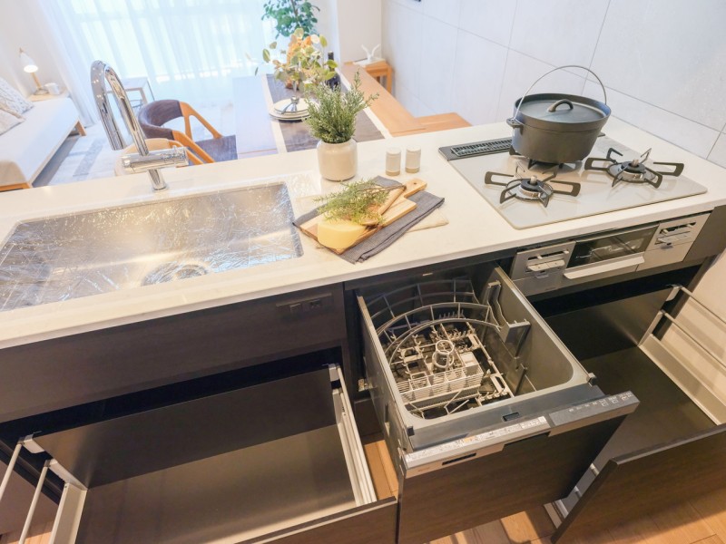 ◆食器洗浄乾燥機◆家事の時間を短縮できる優れもの。さらに節水・節約を同時に行うことができるので、大変人気があり重宝します。