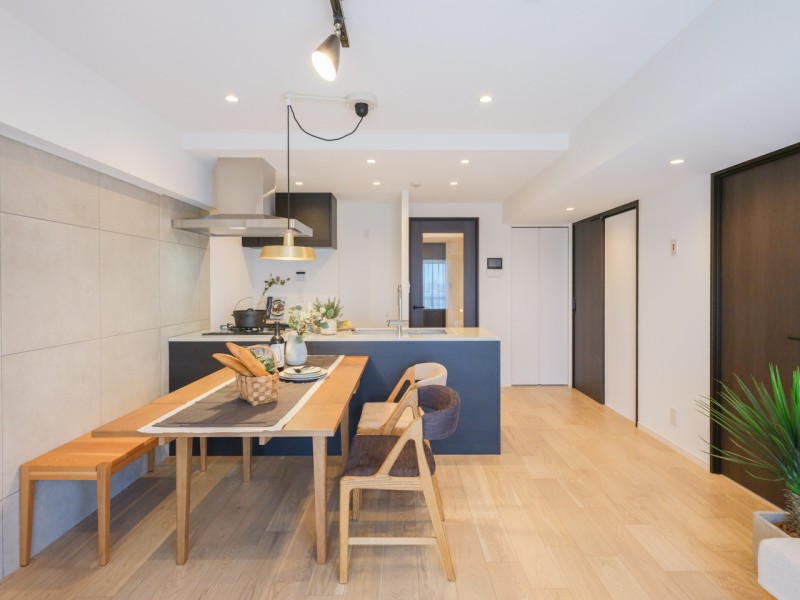 時代や流行を問わず長く着られる衣服のように、ご家族皆さんが快適にお過ごしいただける住まいです。床材にはドライオークを採用し、上質で温もり溢れる住まいを演出します。