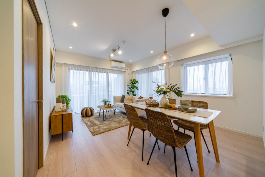 窓からたっぷりと自然光が注がれるリビングダイニング(約17.5帖)です。毎日が忙しいあなたもほっと一息つける安らぎの空間です。