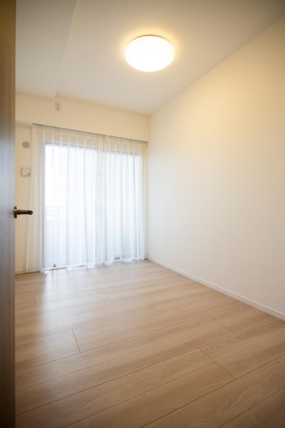 書斎などにちょうど良いサイズの洋室2です、クローゼットつきです。