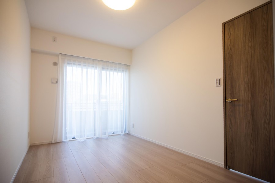 リビングに隣接しながらも、プライベート性の高い洋室3です。心がほっとする明るい陽光が射し込む空間です。