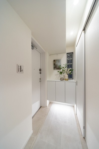 玄関にはシューズインクローゼットが備わっています。豊富な棚付きでシューズはもちろん、アウトドアグッズや雨具なども収納可能です。
