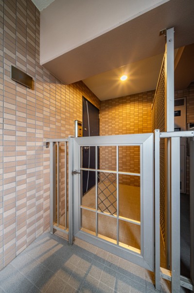 ポーチ付きでプライバシーが守られた玄関前です。安心してお住まいいただけます。