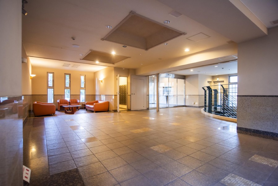 清潔に保たれた広々としたマンションエントランスロビーは、グレードの高さを誇っています。