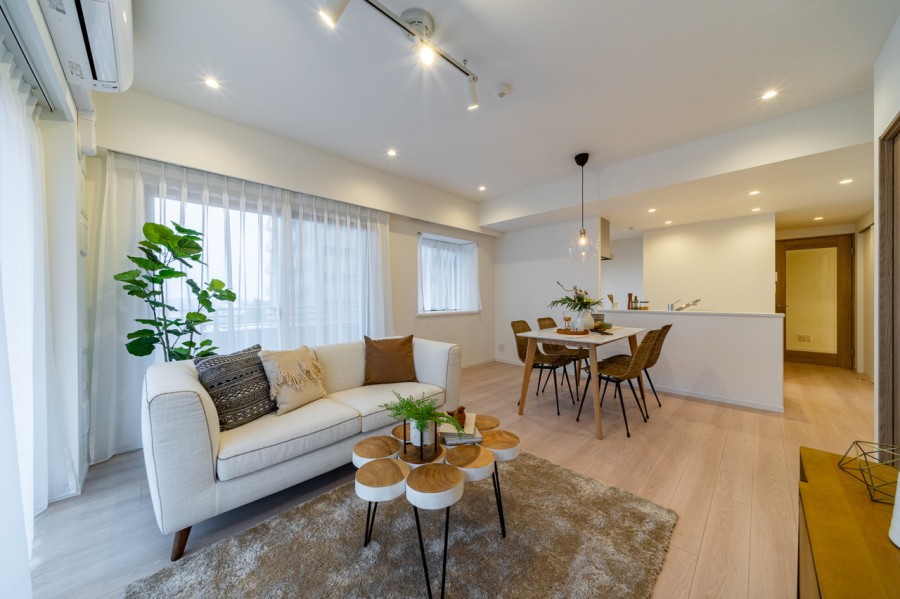 爽やかなホワイトクロスと明るい色のフローリングは、シンプルで洗練された佇まいを感じさせるお部屋です。家族も快適にくつろぐことができそうです。