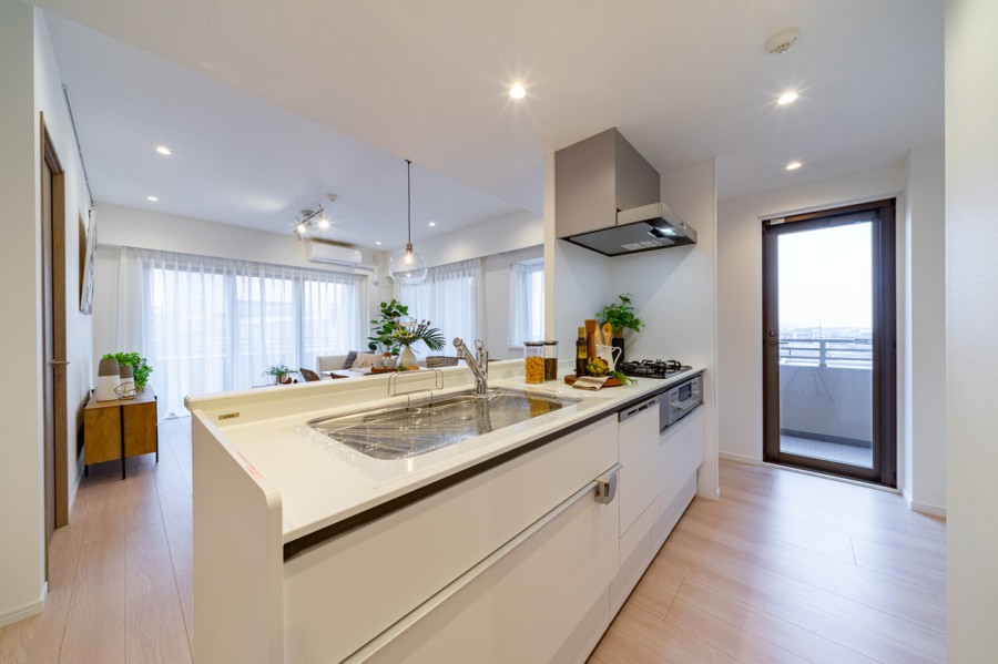 自然な明かりを取り込むキッチンスペースです。閉鎖的になりがちなキッチンスペースも明るく快適な空間に仕上がりました。