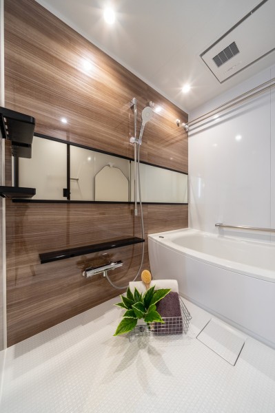 浴槽・洗い場共にゆとりのあるバスルームです。美しいカーブと全身を包み込むような入浴感が特徴の浴槽です。