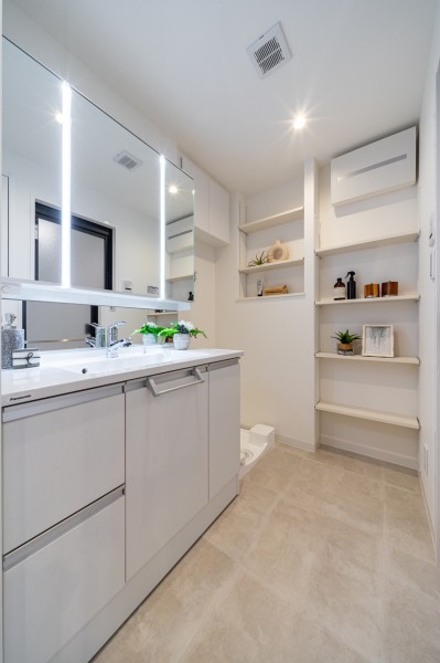 収納豊富で実用的な洗面化粧台を新規設置しました。洗面室にはタオルや着替え、洗剤などの収納に便利なリネン棚を備え付け、使いやすさを重視した工夫を詰め込みました。