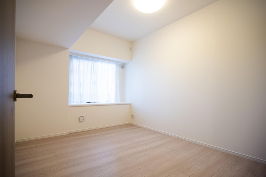 主寝室にぴったりな洋室1です。過ぎゆく時間をのびやかに感じ、プライべート時間を満喫できるお部屋です。