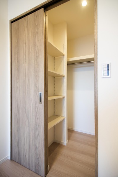 洋室１には頼もしい収納力をウォークインクローゼットを備え付けました。かさばりやすいアウターやオフシーズンの家電など、たっぷり収納できそうです。
