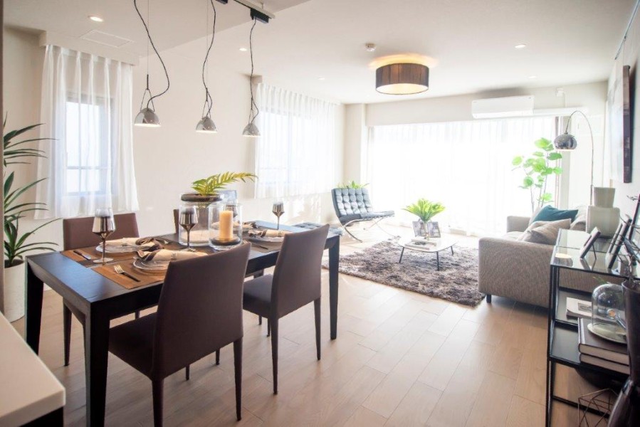 あたたかな光が降り注ぎ、穏やかな時間に纏われたリビングダイニング(約21.7帖)です。解放感溢れるお部屋はご家族団らんのひとときを大切に、より快適にお過ごしいただける空間です。