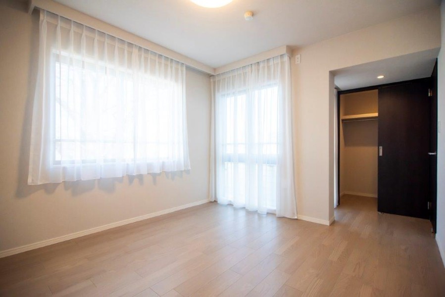 約8.3帖のゆとりある洋室１です。ウォークインクローゼットがあるので、荷物はたっぷりしまい居室部分は広々とお使いいただけます。