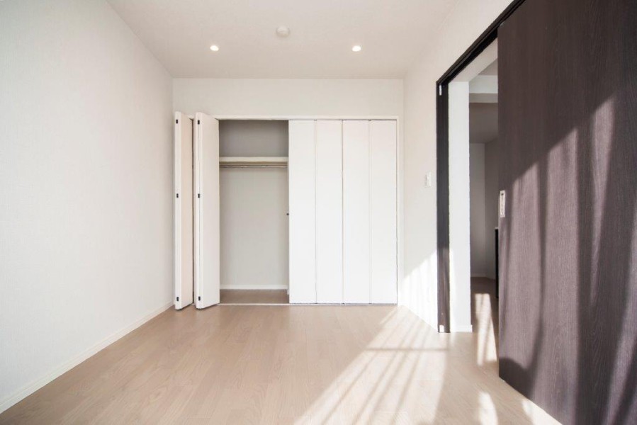 リビングに隣接した洋室3には、間口の広いクローゼットがあり、居住スペースを広々とお使いいただけます。
