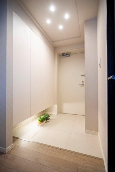 白を基調とした清潔感のある玄関です。人感センサー照明のため帰宅時に暗闇の中、手探りでスイッチを探す必要がなく、明るい空間が出迎えてくれます。