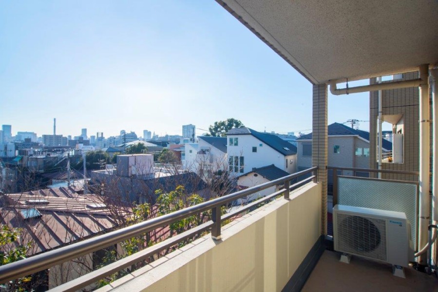 たっぷりの光と爽やかな風を感じられるバルコニーです。陽当りの良い空間は暮らしに大切にリフレッシュ空間を楽しめます。