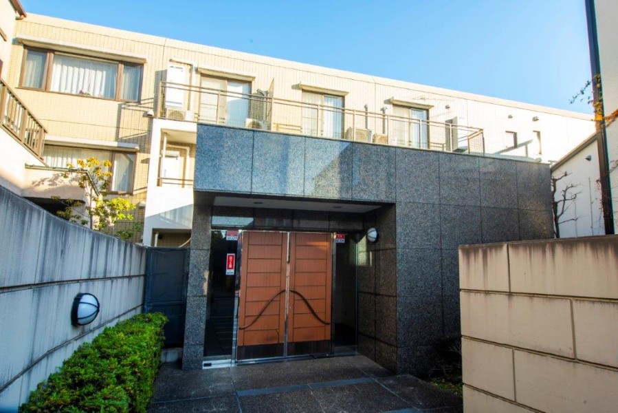 マンションのエントランスは管理が行き届いておりとても綺麗です。